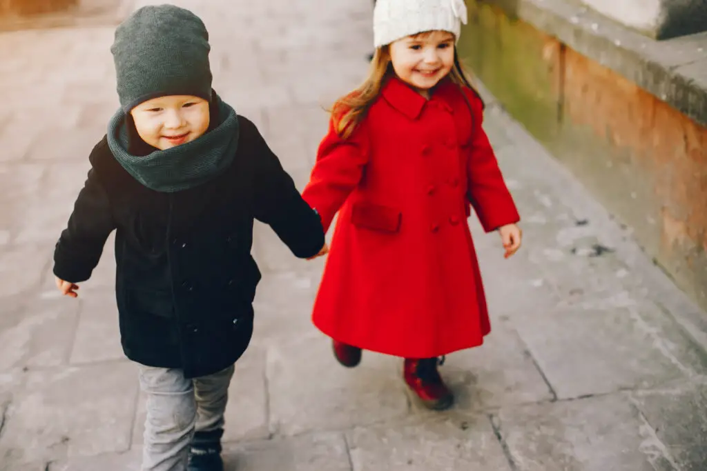 allumer les enfants dans un parc